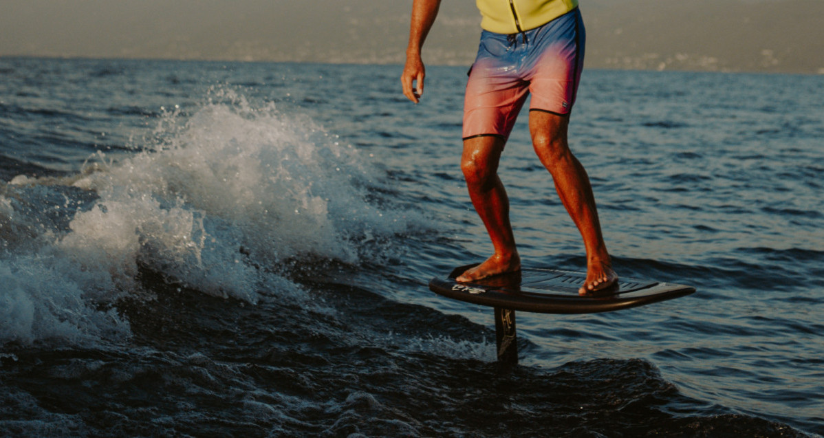 Wassersport des Lake Garda: Wakesurf, Folie, E-Folie, Tauchen und Parasailing