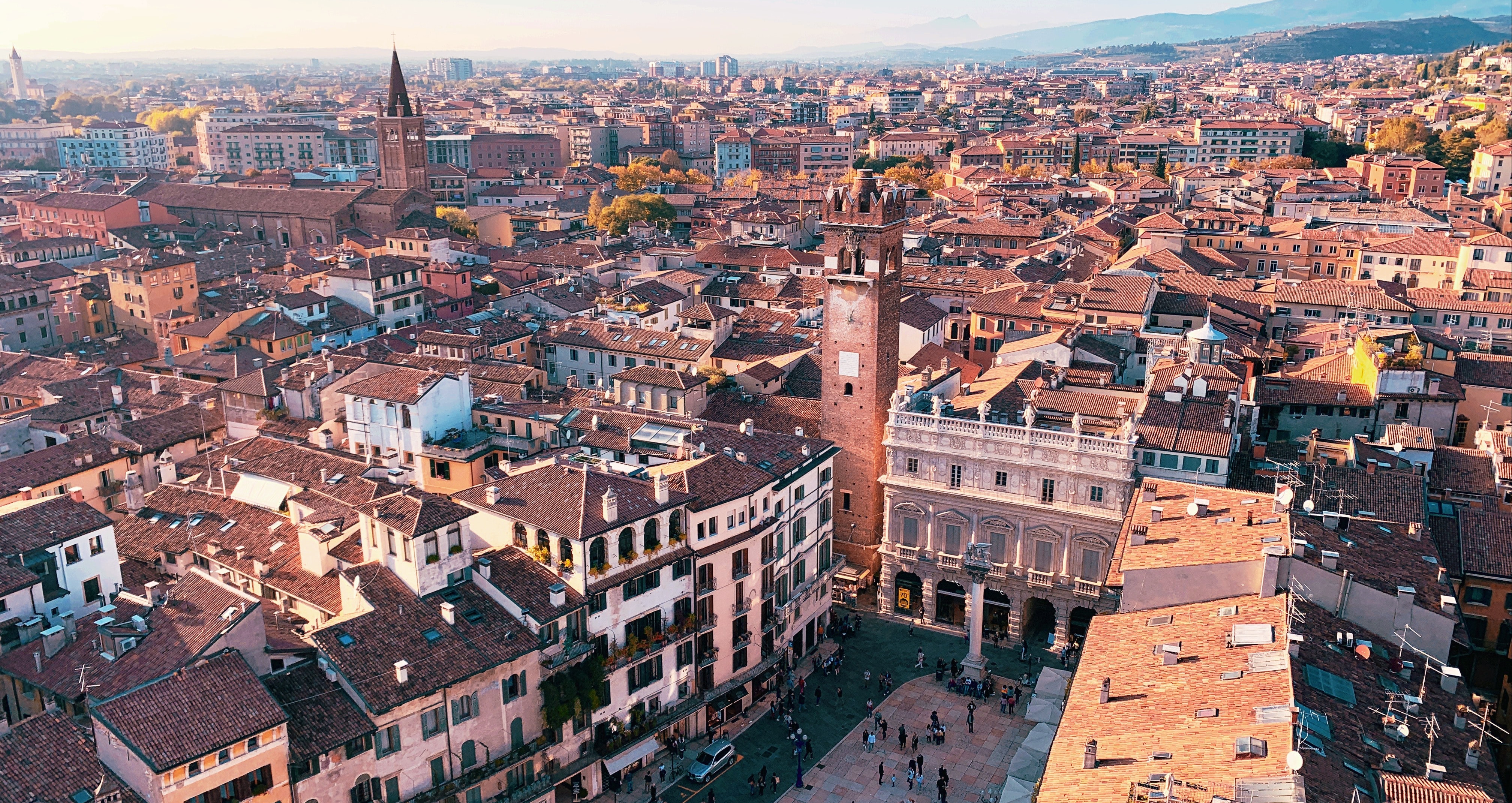 Bus -Tag -Reisen vom Lake Garda: Erkundung der Schätze Italiens
