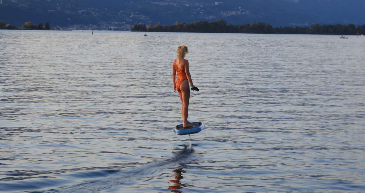 Auf den Wellen reiten: Wassersportabenteuer am Gardasee
