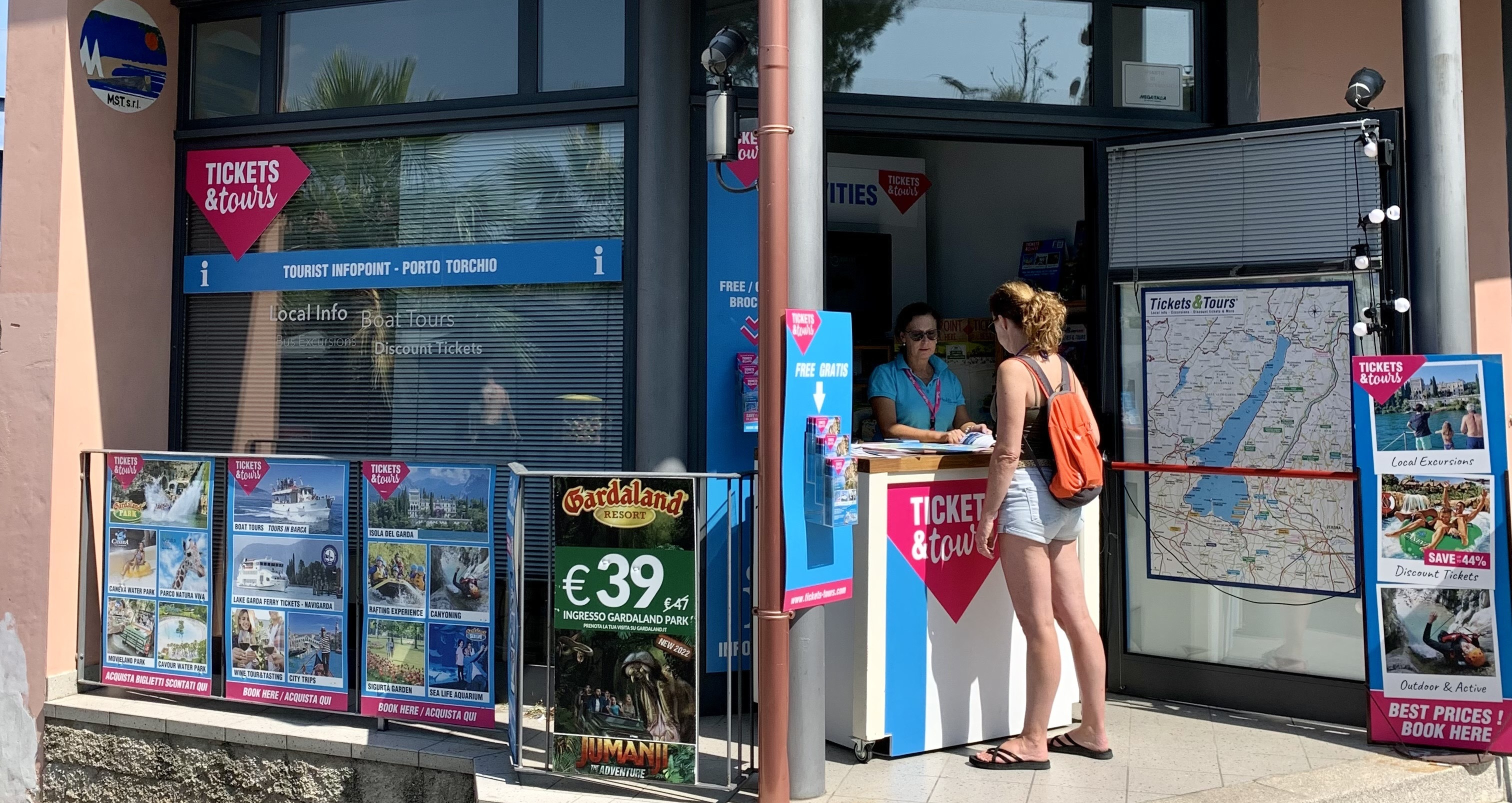Entdecken Sie unseren Ticketschalter und Infopoint in Manerba del Garda, in Porto Torchio